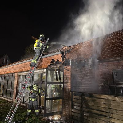 FW-WRN: Gebäudebrand in der Wichernstraße