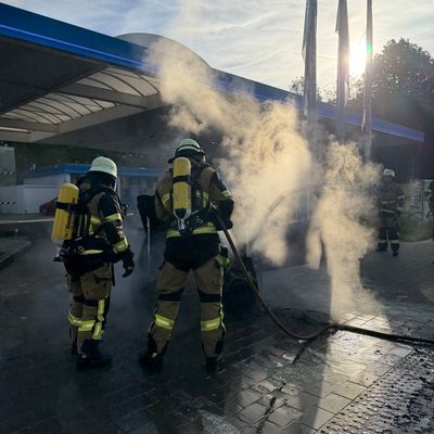 FW-E: Pkw-Brand auf Tankstellengelände an der Steeler Straße