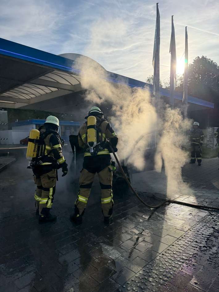 FW-E: Pkw-Brand auf Tankstellengelände an der Steeler Straße
