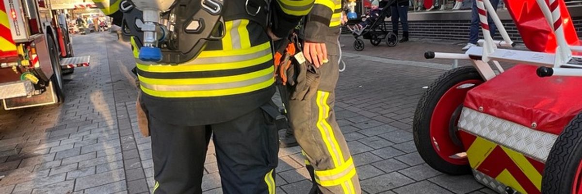 FW Horn-Bad Meinberg: Zimmerbrand mit zwei verletzten Personen - Wohnung unbewohnbar