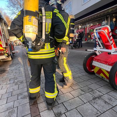 FW Horn-Bad Meinberg: Zimmerbrand mit zwei verletzten Personen - Wohnung unbewohnbar