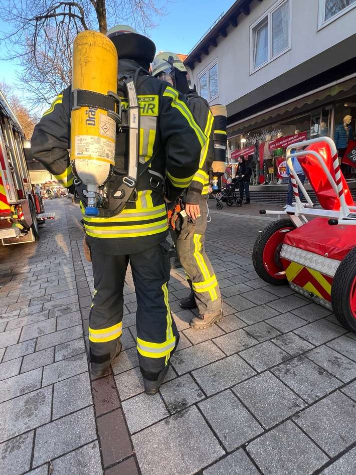 FW Horn-Bad Meinberg: Zimmerbrand mit zwei verletzten Personen - Wohnung unbewohnbar