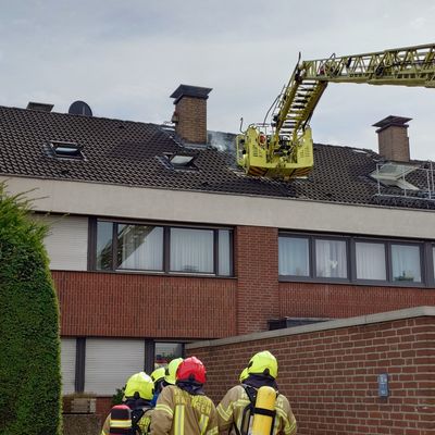 FW Ratingen: Ratinger Feuerwehr löscht Schwelbrand im Dachbereich - Überörtliche Unterstützung in Monheim
