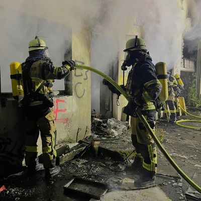 FW-E: Zweiter großer Brand innerhalb weniger Stunden - Müll in Lagerhalle in Flammen