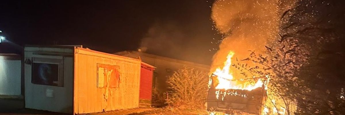 FW Moers: Wohnwagen brennt komplett aus