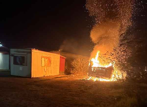 FW Moers: Wohnwagen brennt komplett aus