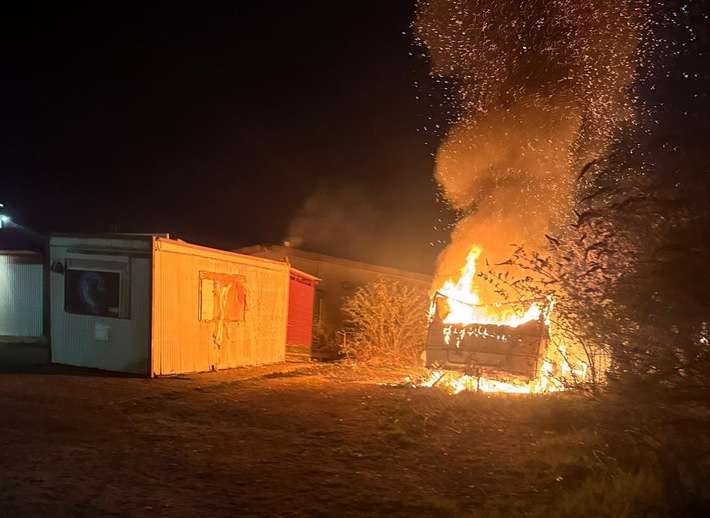 FW Moers: Wohnwagen brennt komplett aus