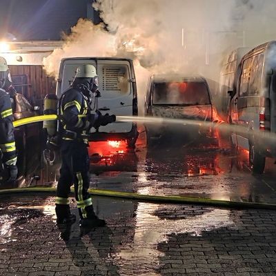 FW Celle: Mehrere Kleintransporter brennen in Westercelle