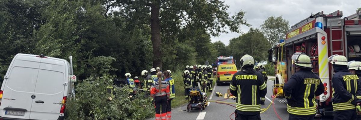 FW-AUR: Nach Zusammenstoß im Fahrzeug eingeschlossen