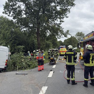 FW-AUR: Nach Zusammenstoß im Fahrzeug eingeschlossen
