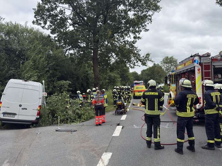 FW-AUR: Nach Zusammenstoß im Fahrzeug eingeschlossen
