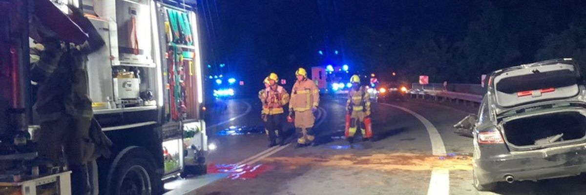 FW Paderborn: Verkehrsunfall von der B64 zur B1 Richtung Salzkotten vier Verletzte nach Alleinunfall