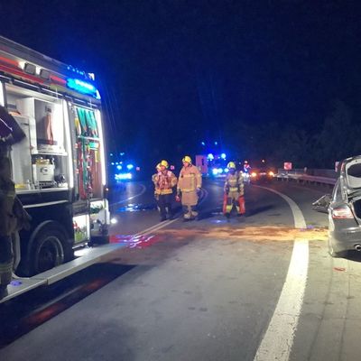 FW Paderborn: Verkehrsunfall von der B64 zur B1 Richtung Salzkotten vier Verletzte nach Alleinunfall
