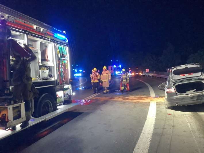 FW Paderborn: Verkehrsunfall von der B64 zur B1 Richtung Salzkotten vier Verletzte nach Alleinunfall