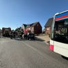 FFW Schwalmtal: Verkehrsunfall zwischen Pkw und Bus - Feuerwehr Schwalmtal rettet eingeschlossenen Fahrer