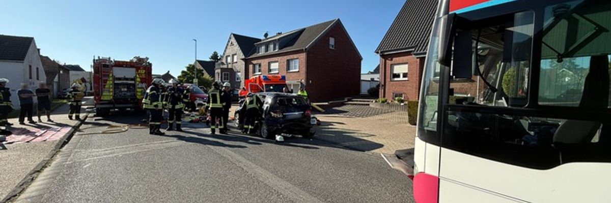 FFW Schwalmtal: Verkehrsunfall zwischen Pkw und Bus - Feuerwehr Schwalmtal rettet eingeschlossenen Fahrer