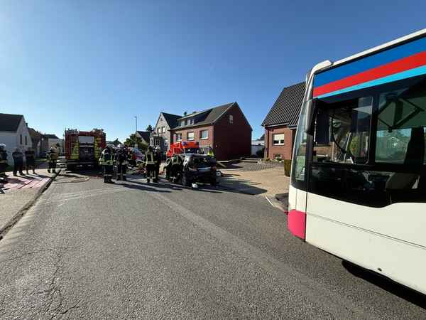 FFW Schwalmtal: Verkehrsunfall zwischen Pkw und Bus - Feuerwehr Schwalmtal rettet eingeschlossenen Fahrer