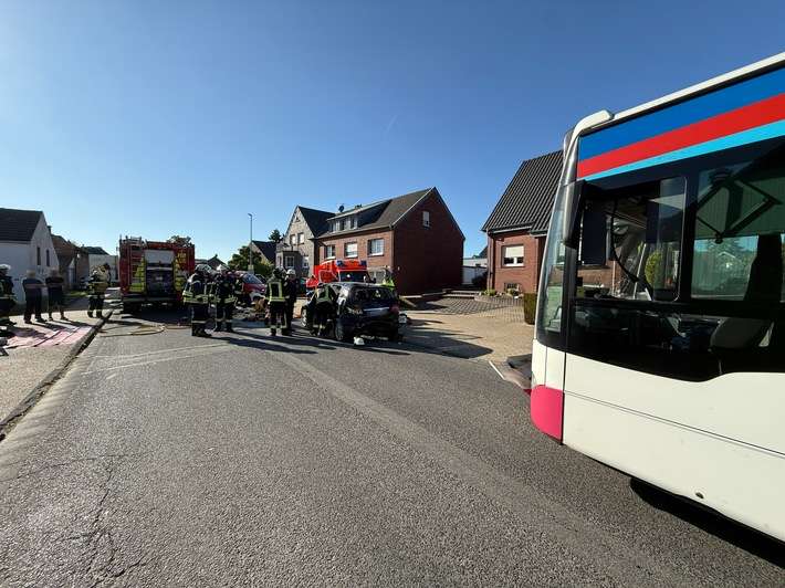 FFW Schwalmtal: Verkehrsunfall zwischen Pkw und Bus - Feuerwehr Schwalmtal rettet eingeschlossenen Fahrer