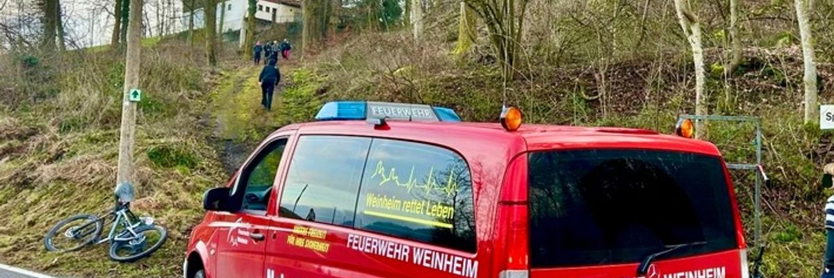 FW Weinheim: Fahrradfahrer verletzt sich nach Sturz in Rippenweier