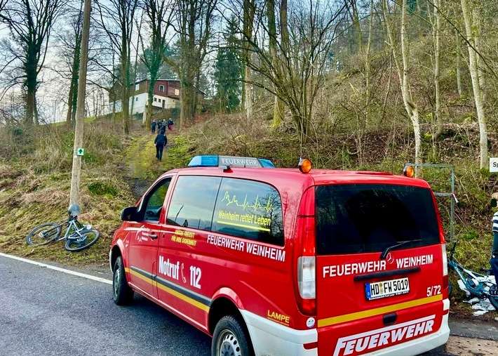 FW Weinheim: Fahrradfahrer verletzt sich nach Sturz in Rippenweier