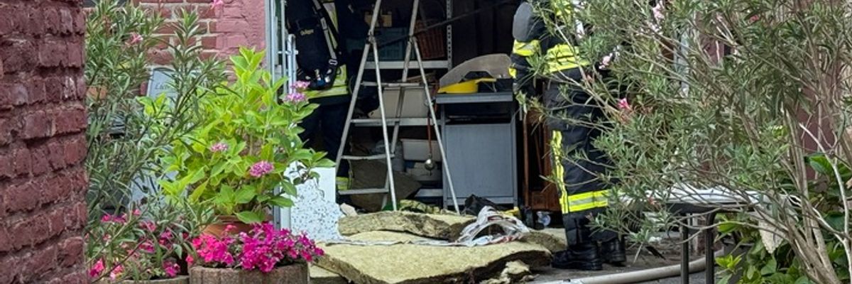 FFW Schwalmtal: Feuerwehr löscht Garagenbrand im Hinterhof eines Wohngebäudes