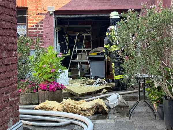 FFW Schwalmtal: Feuerwehr löscht Garagenbrand im Hinterhof eines Wohngebäudes