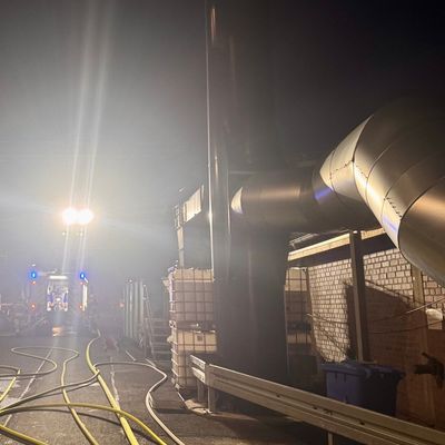 FW-EN: Abschlussmeldung - Brand im Industriebetrieb in Herdecke - Die Feuerwehren des Ennepe-Ruhr-Kreis sind mit 132 Einsatzkräften über 7 Stunde im Einsatz.