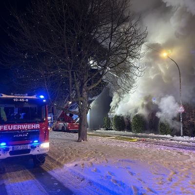 FW-AUR: Gebäude nach Durchzündung vollständig in Flammen