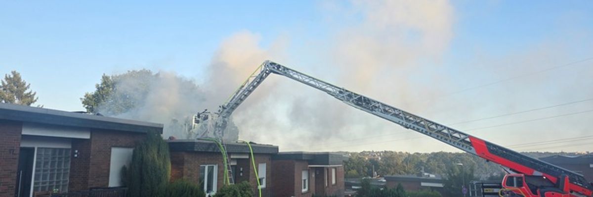 FW-RS: Dachstuhlbrand am Falkenberg fordert umfangreichen Feuerwehreinsatz