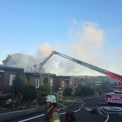 FW-RS: Dachstuhlbrand am Falkenberg fordert umfangreichen Feuerwehreinsatz
