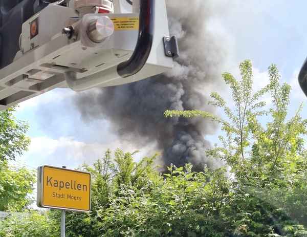 FW Moers: Werkstatthalle und Kleintransporter brennen in Moers-Kapellen