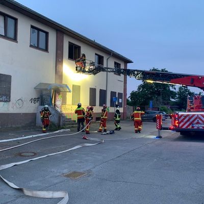 FW Düren: Brand in leerstehendem Gebäude