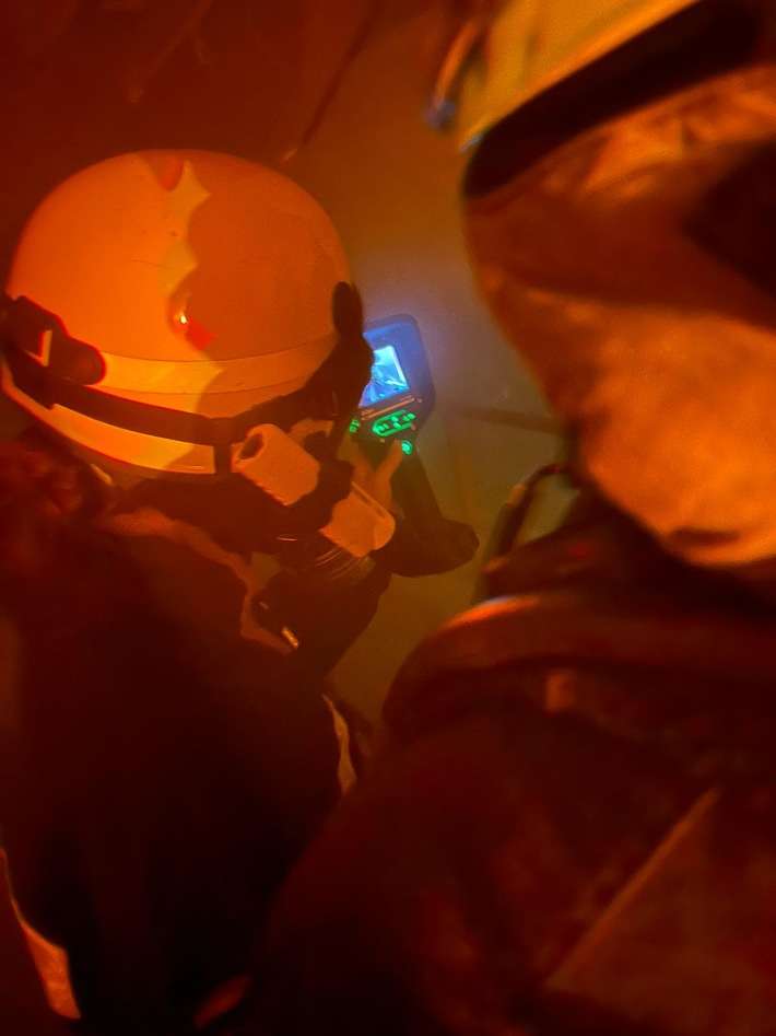 FW-AR: Gemeinsame Übung von Feuerwehr und THW stärkt Zusammenarbeit
