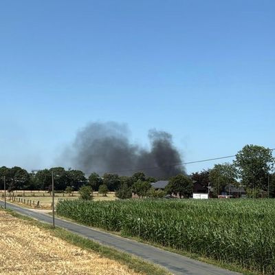 FW Sonsbeck: Gewerbebrand - Brennender Radlader in Lagerhalle