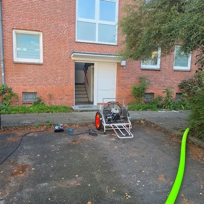 FW-RD: Kellerbrand in Rendsburg - Mehrere Menschen aus Mehrfamilienhaus gerettet
