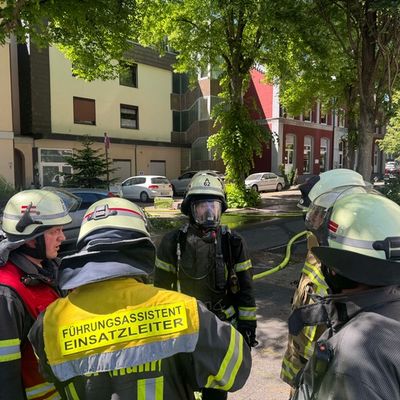 FW-EN: Erstmeldung: Dachstuhlbrand mit Menschenrettung in der Schöntaler Straße - 2 Personen mit Drehleiter gerettet