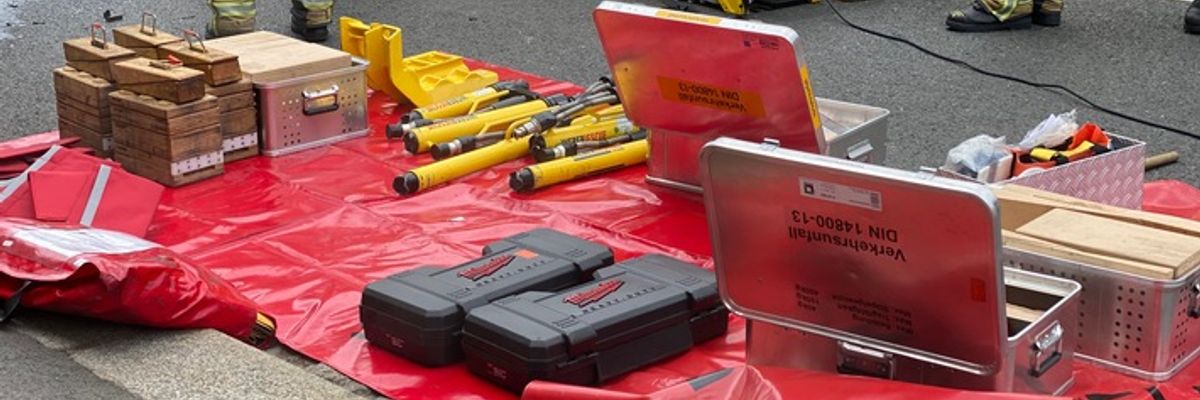 FW Dresden: Schwerer Unfall an Rolltreppe - Technische Rettung durch die Feuerwehr