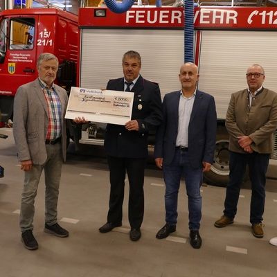 FW Südheide: Großzügige Spende für die Jugendarbeit - Lions Club übergibt 5000 Euro an Jugendfeuerwehren des Nordkreises