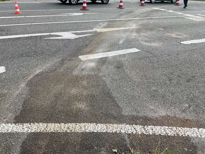 FW Alpen: auslaufende Betriebsmittel nach Verkehrsunfall
