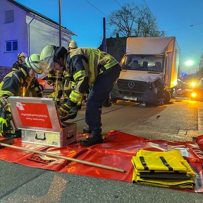 FW-E: Kleintransporter stößt mit parkendem Pkw zusammen - eine Person eingeschlossen