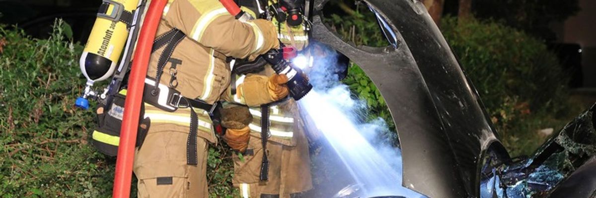 FW Dresden: Fahrzeugbrände in der Nacht halten die Feuerwehr auf Trab
