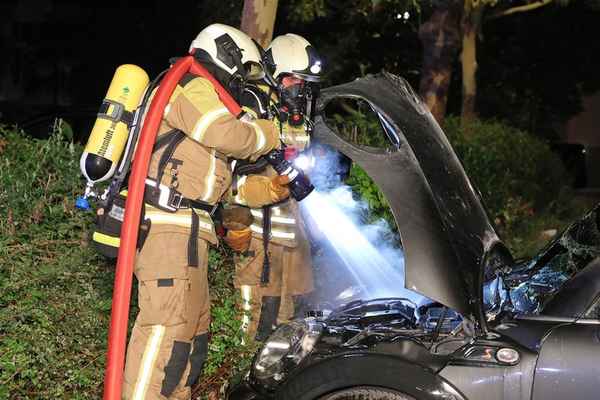 FW Dresden: Fahrzeugbrände in der Nacht halten die Feuerwehr auf Trab