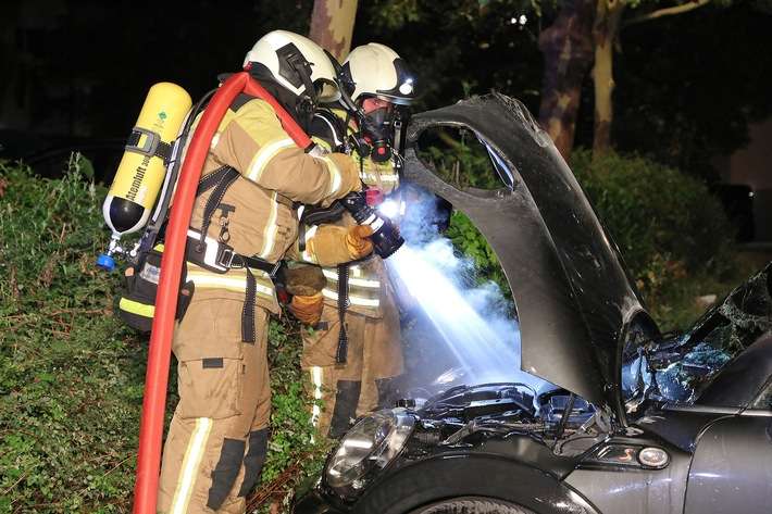 FW Dresden: Fahrzeugbrände in der Nacht halten die Feuerwehr auf Trab